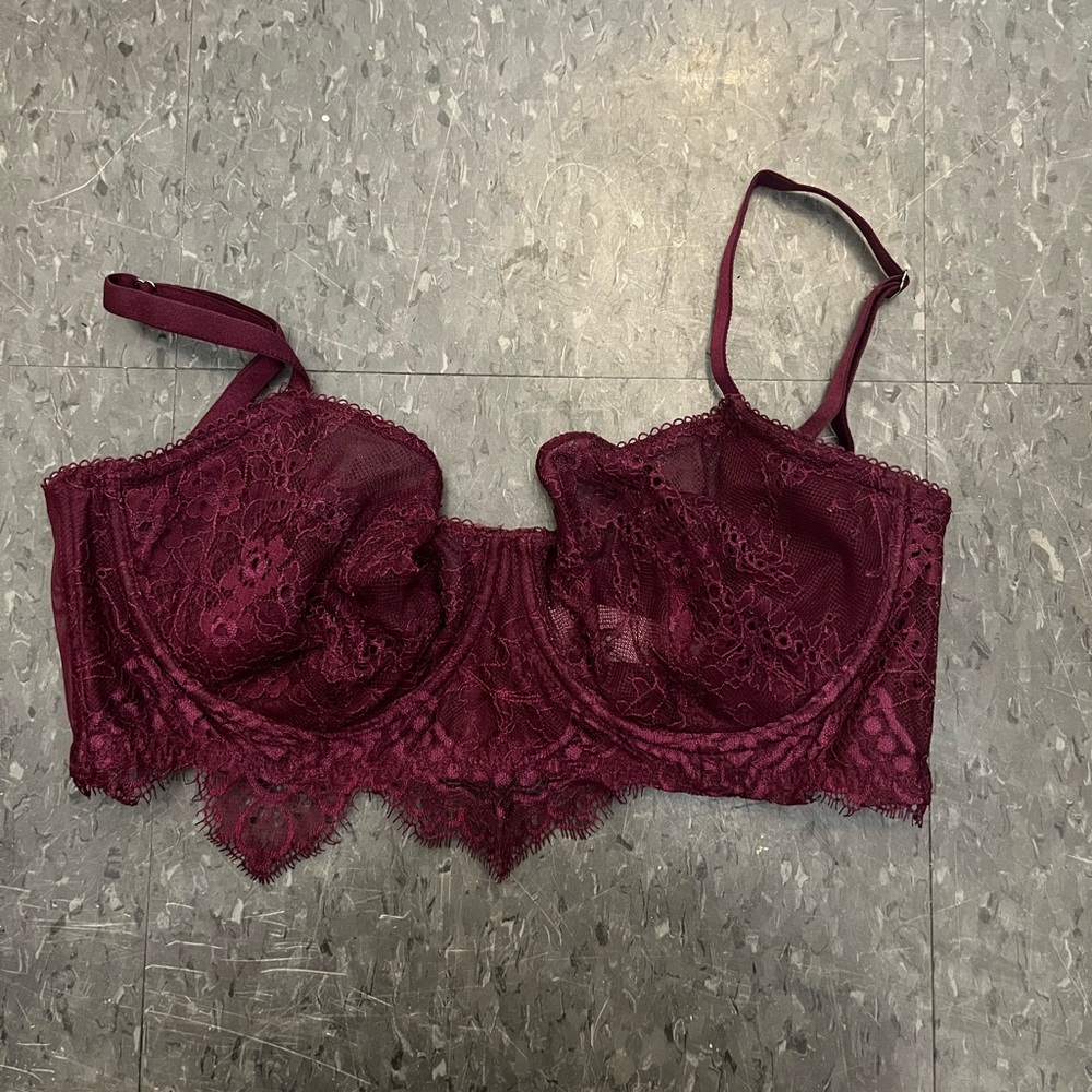 Victoria Secret Underwire Lace Bra (32DDD)